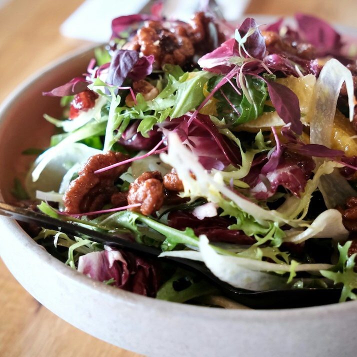 Bunter Salatmix mit Radicchio und Walnüssen in einer Schüssel als genussvolle Quelle für Bitterstoffe.