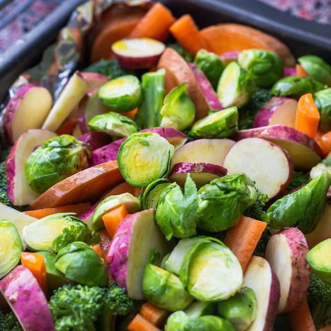 Buntes Ofengemüse mit Rosenkohl und Karotten auf einem Backblech – Symbol für die Plantpoint Challenge und eine pflanzenbetonte Ernährung.
